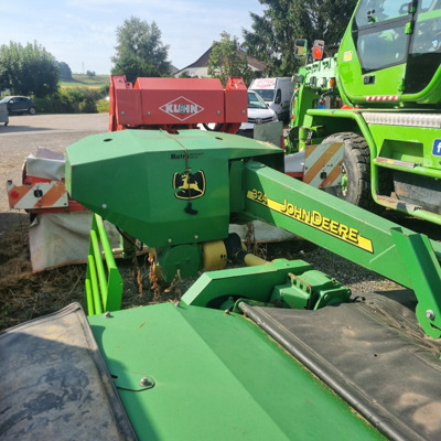 faucheuse John deere avec éclateur