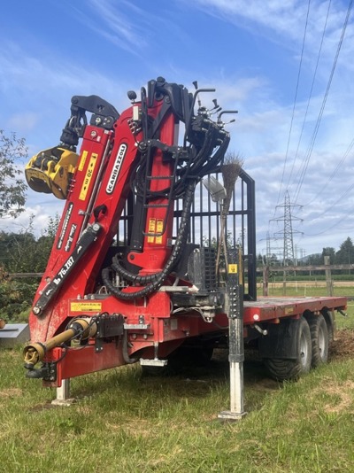 Transportanhänger mit Forstkran