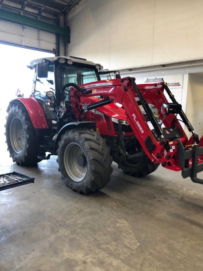 Massey Ferguson 5713 SL Dyna-6 mit Frontlader