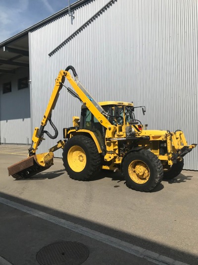 Traktor mit Mulcher / Robert Aebi Landtechnik AG