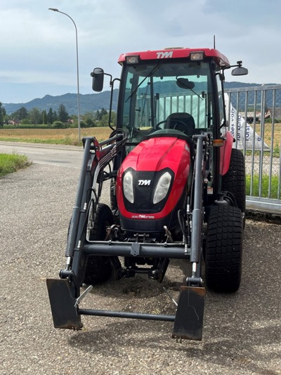 Traktor mit Frontlader Tym