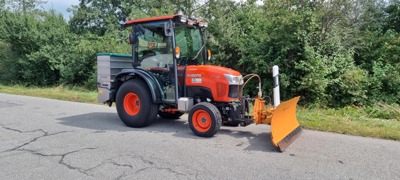 Kompakttraktor Kubota ST401 mit Schneepflug und Salzstreuer