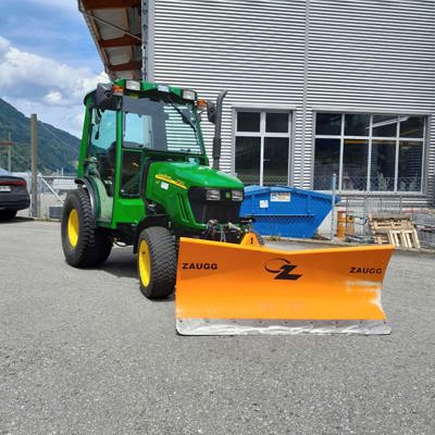 Traktor JOHN DEERE 2720 / Schneepflug / Schleuder