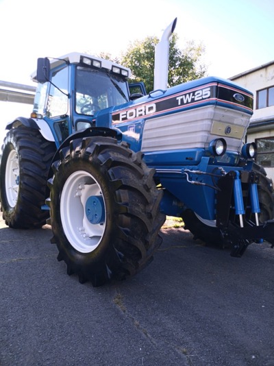 Tracteur Ford TW 25