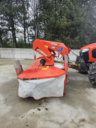 Faucheuse frontale à disques et éclateur à rouleau