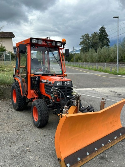 Kubota B2410 mit Schneepflug und Streuer