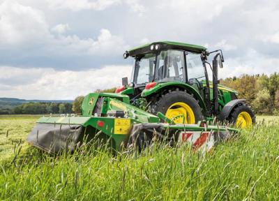 John Deere 328A Heckmähwerk mit Aufbereiter