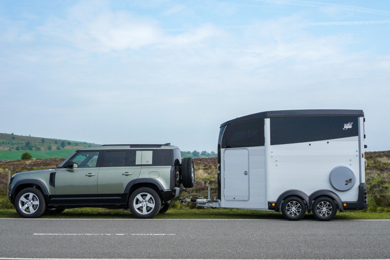 a25ba3ba-150e-4fa5-b55e-3df57ca30064-Horsebox - HBX & JLR - full side view car and trailer.jpg