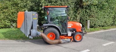 Kompakttraktor Kubota ST 401 mit Zwischenachsmähwe