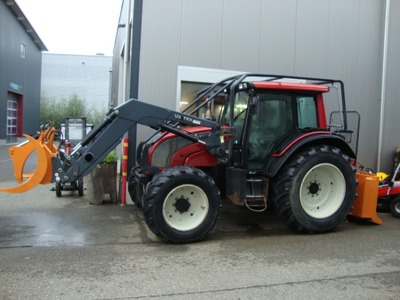 Forsttraktor Valtra mit Ritter Winde