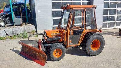 Kubota B 8200 mit Schneepflug