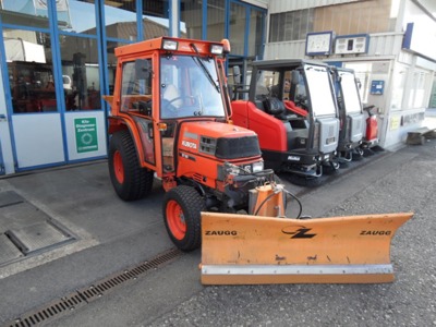 Kubota ST 30 Traktor mit Zaugg Schneepflug und Sal