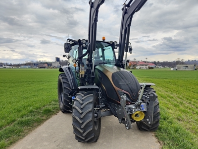 Valtra A115H4 mit Frontlader G4S