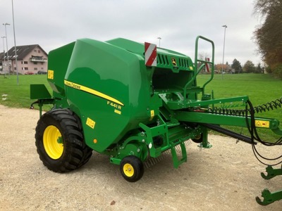 Rundballenpresse John Deere F441R