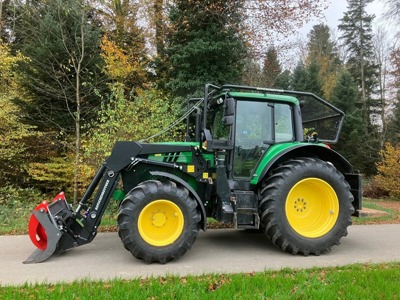 Forsttraktor John Deere 130M