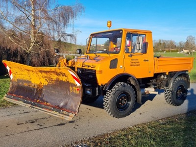 Unimog U 1000 mit Schneepflug