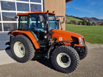 New Holland T5030 mit Schneepflug und Frontlader