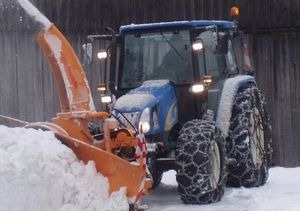 07f3958a-05d0-47c5-b0d7-d4ce03bd2428-Schneeschleuder mit Ketten.jpg