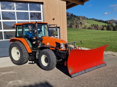 New Holland T5030 mit Schneepflug und Frontlader