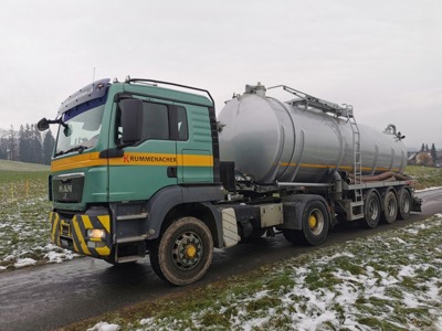 Gülletankauflieger mit LKW 40km/h