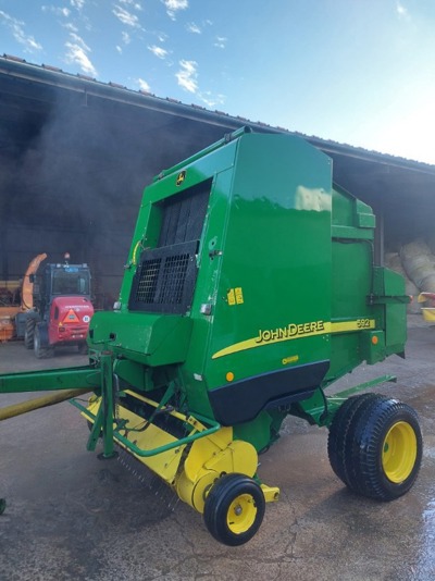 Rundballenpresse John-Deere 592