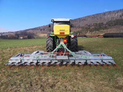 Herse à prairie-ébouseuse avec semoir Agrimat