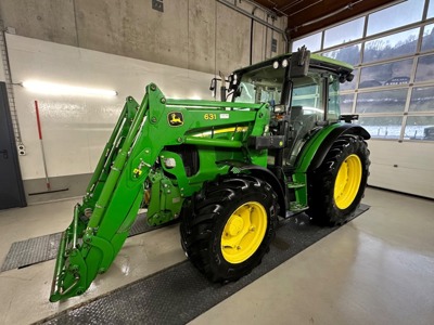 John Deere 5820