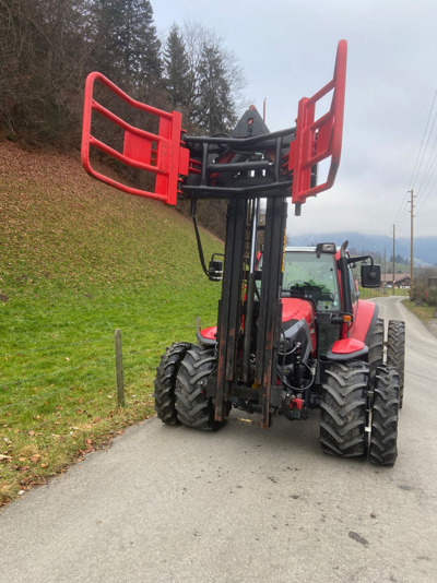 Heckstapler mit Ballenzange