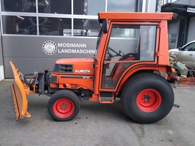 Traktor mit Schneepflug Kubota ST 30