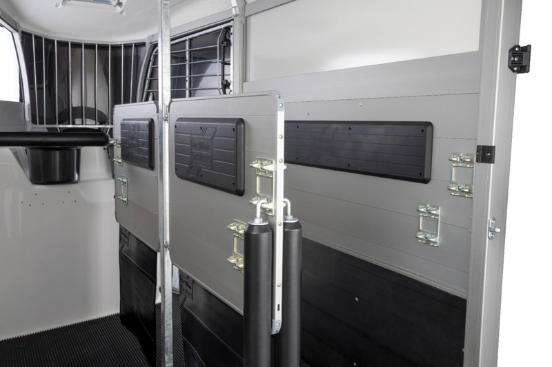 17aa57f3-de67-4903-a8af-4ed6c61c77af-Horsebox_HBX_Interior_Partition and Side Wall Padding_studio.jpg