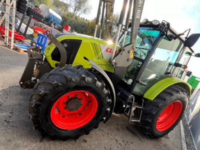 Traktor Claas Axos 320 mit Frontlader