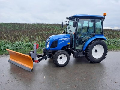 New Holland Boomer 35 mit FH und Schneepflug