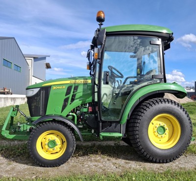 John Deere 3046R