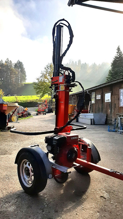 Holzspalter auf Fahrwerk