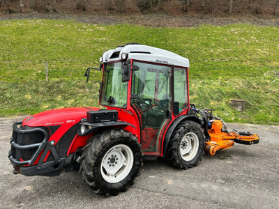 A. CARRARO SRX 8400 und MULCHY Schwenkarmmulcher