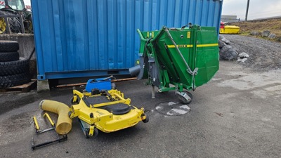 John Deere Mähwerk mit Grasaufnahme