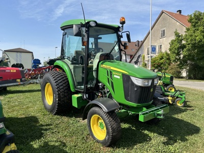 John Deere 4066R mit Kabine und E-Joystick