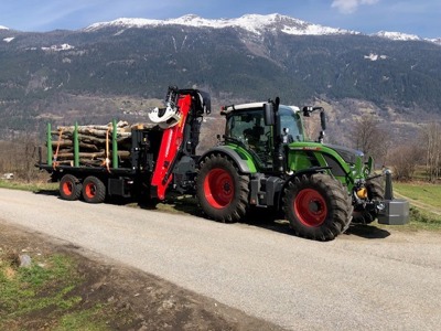 Fendt 516 Profi Gen3 mit Lochmann Forstanhänger und Palfinger Forstkran