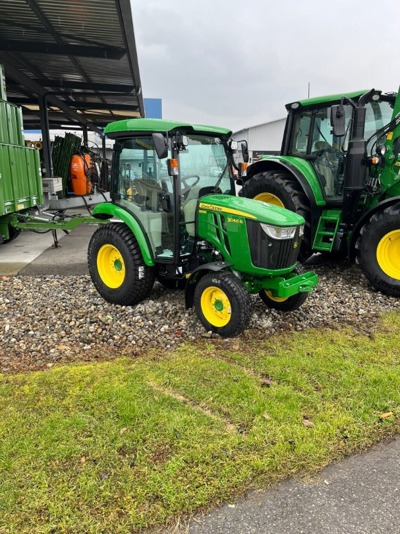 Traktor John Deere 3046 R