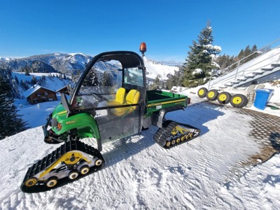 JOHN DEERE Gator XUV 850D mit Raupen