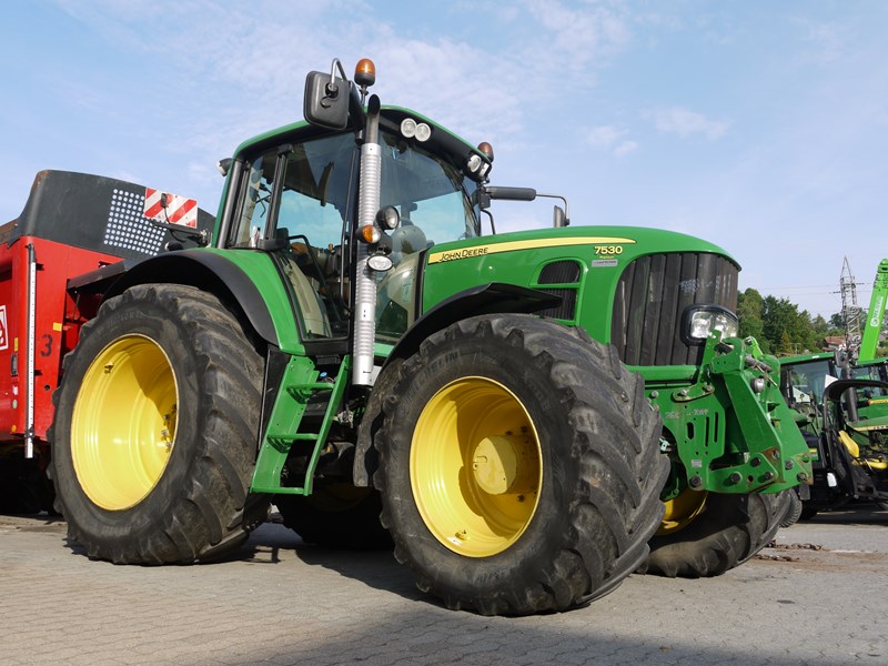Traktor / Tracteur John Deere 7530