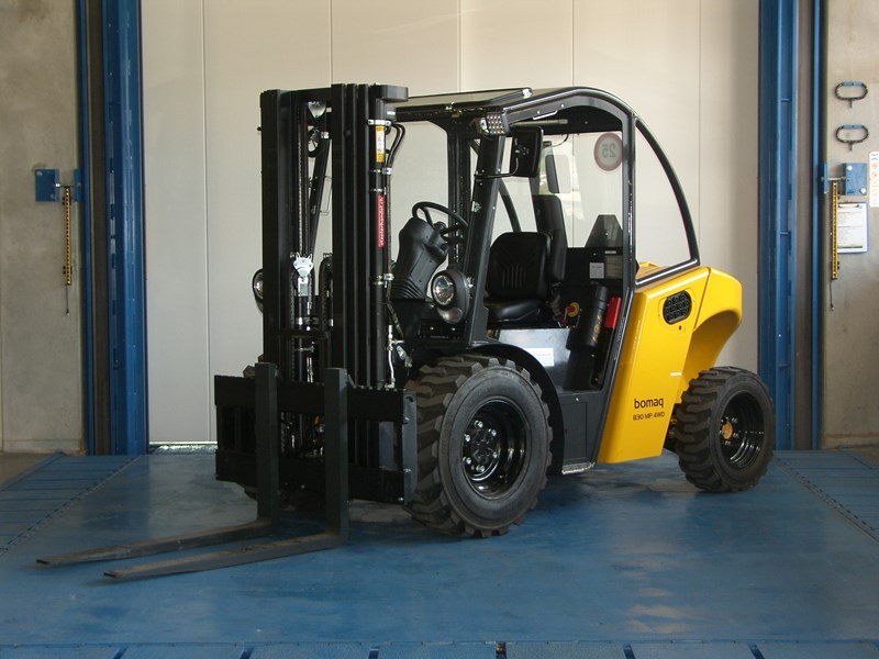 3'000kg Diesel-Gabelstapler mit Allradantrieb (4WD)