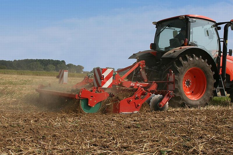 KUMM KTR 16 E Güllefass mit Bomech Farmer und Scheibenegge Pumpta in