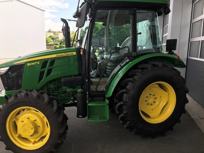 Traktor John Deere 5067E / Robert Aebi Landtechnik AG