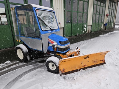 Iseki SGR 19 Traktor mit Zaugg Schneepflug
