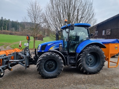 Traktor New Holland T6020 mit Schneepflug, Frontlader und Salzstreuer