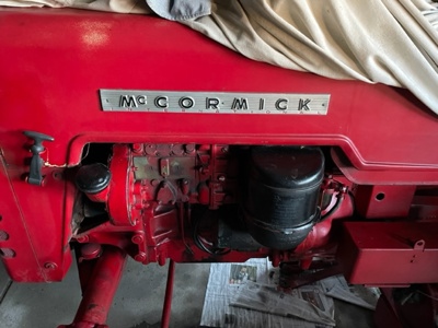Zu Verkaufen Traktor Mc Cormick D 436, Jg. 1960. Wenig gefahren und guter Zustand. Preis nach Vereinbahrung